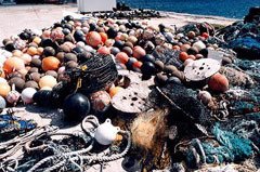 大量の魚網（ミッドウェー環礁）